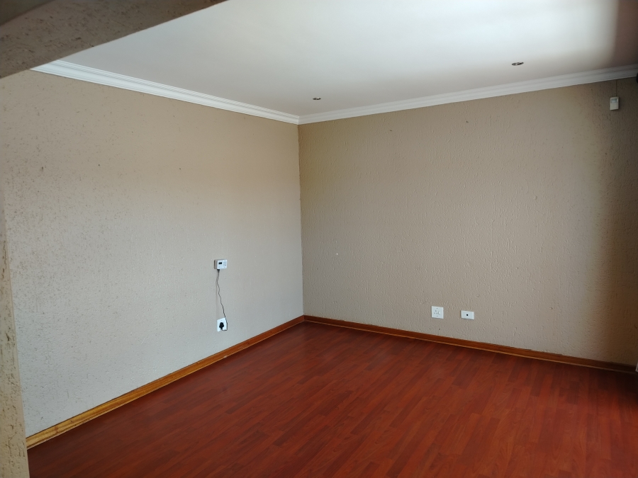 5 Bedroom Property for Sale in Sonneveld Gauteng