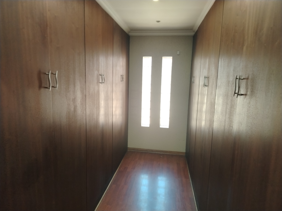 5 Bedroom Property for Sale in Sonneveld Gauteng