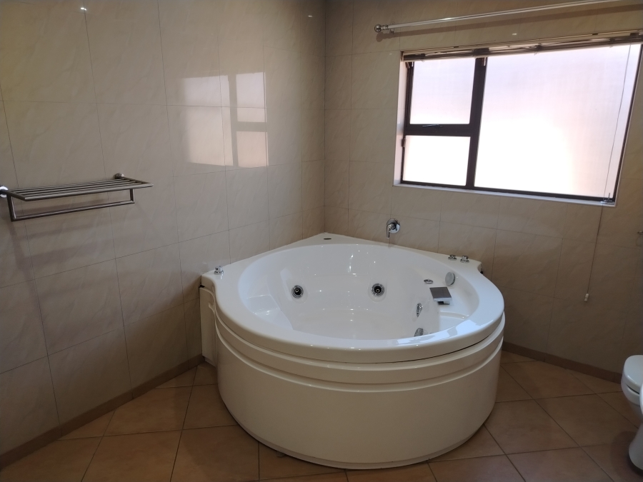 5 Bedroom Property for Sale in Sonneveld Gauteng