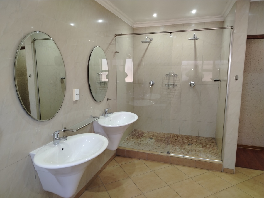 5 Bedroom Property for Sale in Sonneveld Gauteng