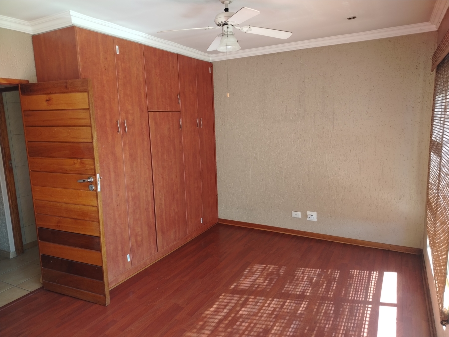 5 Bedroom Property for Sale in Sonneveld Gauteng