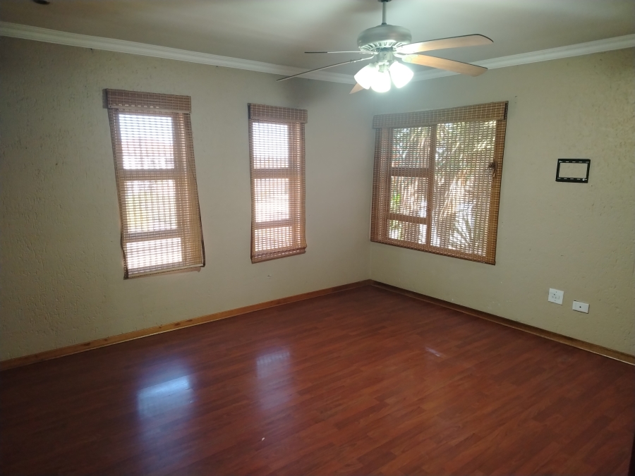 5 Bedroom Property for Sale in Sonneveld Gauteng
