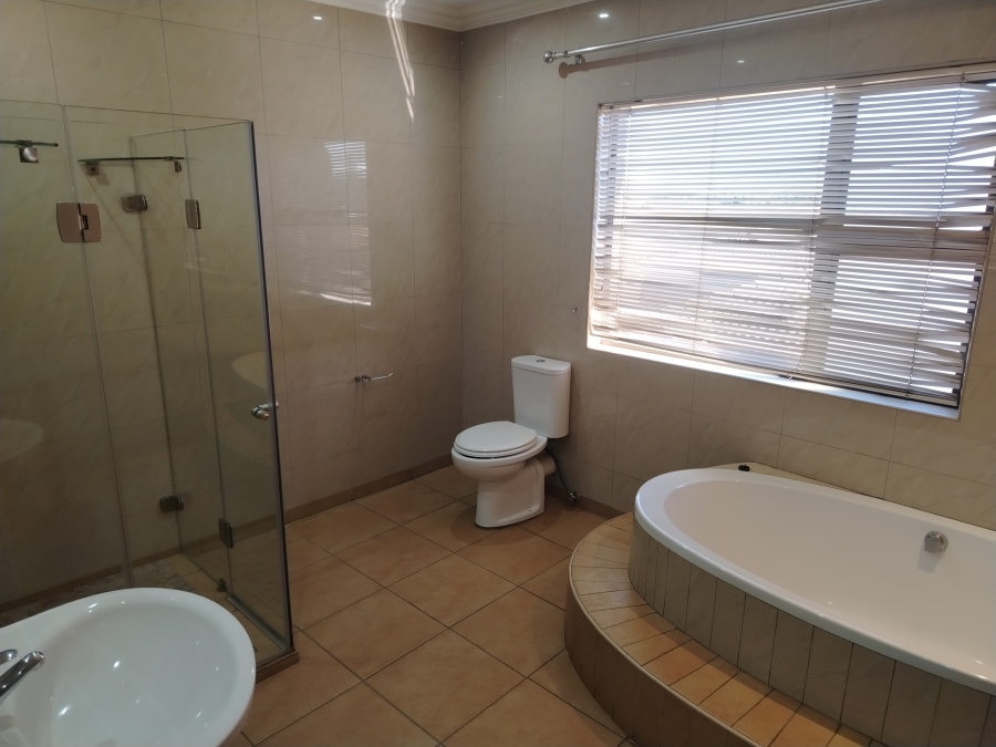 5 Bedroom Property for Sale in Sonneveld Gauteng