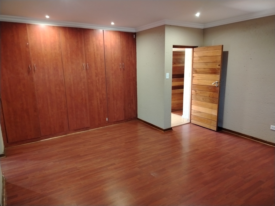 5 Bedroom Property for Sale in Sonneveld Gauteng