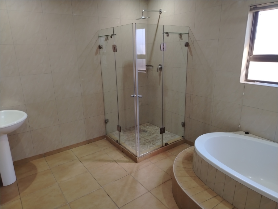5 Bedroom Property for Sale in Sonneveld Gauteng