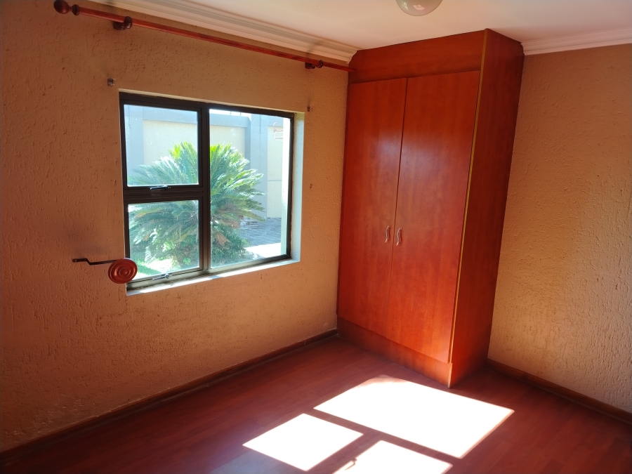 5 Bedroom Property for Sale in Sonneveld Gauteng