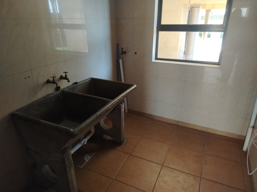 5 Bedroom Property for Sale in Sonneveld Gauteng