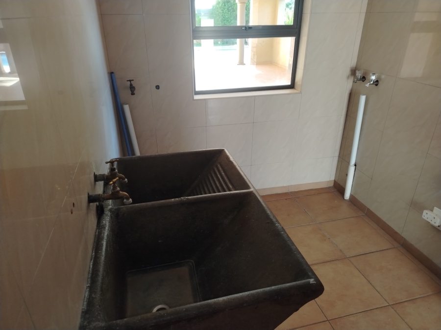 5 Bedroom Property for Sale in Sonneveld Gauteng
