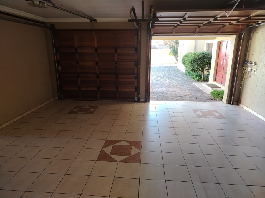 5 Bedroom Property for Sale in Sonneveld Gauteng