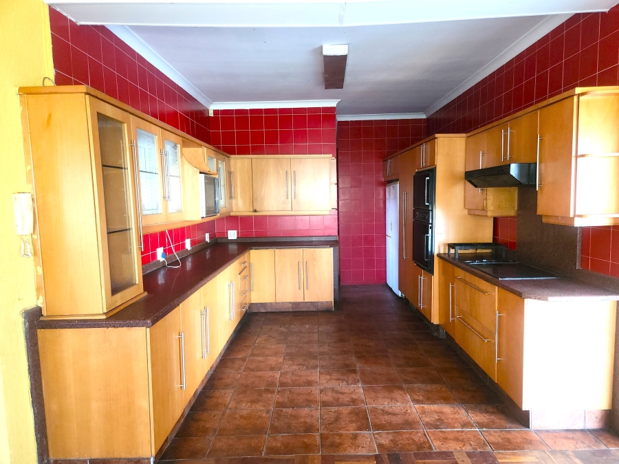 7 Bedroom Property for Sale in Cyrildene Gauteng