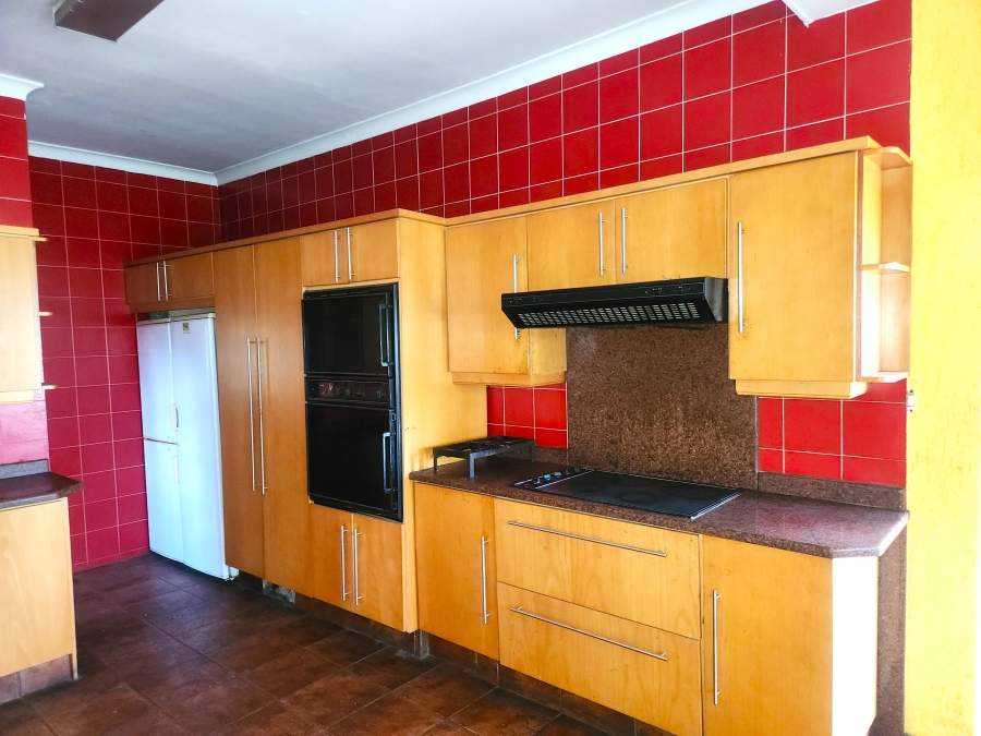 7 Bedroom Property for Sale in Cyrildene Gauteng