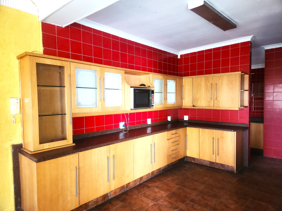 7 Bedroom Property for Sale in Cyrildene Gauteng