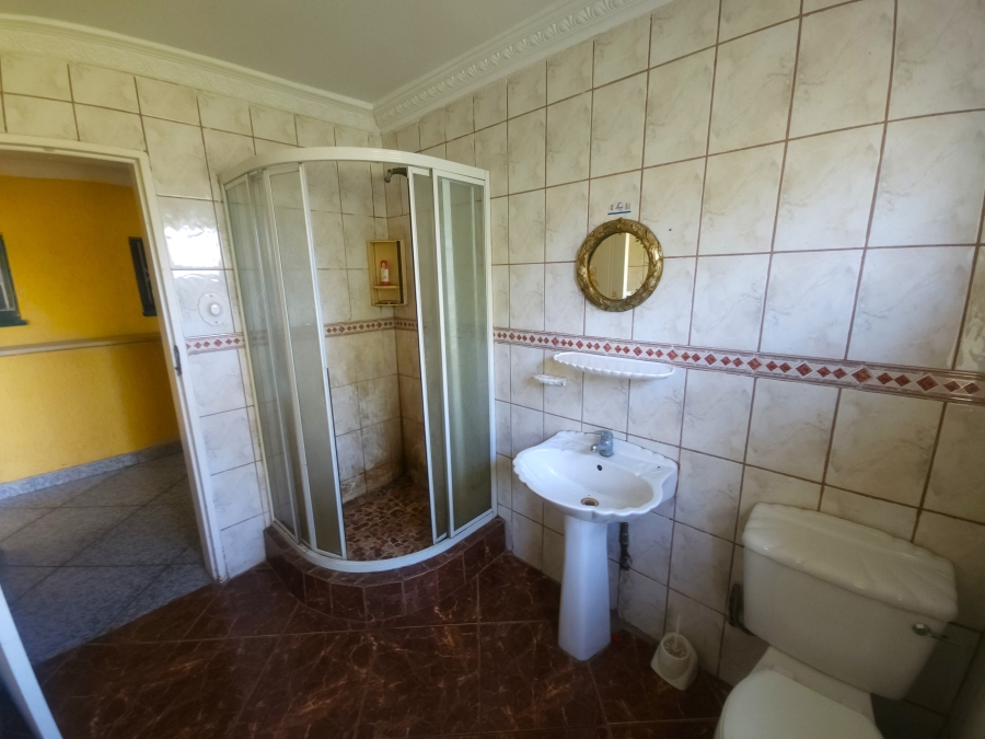 7 Bedroom Property for Sale in Cyrildene Gauteng