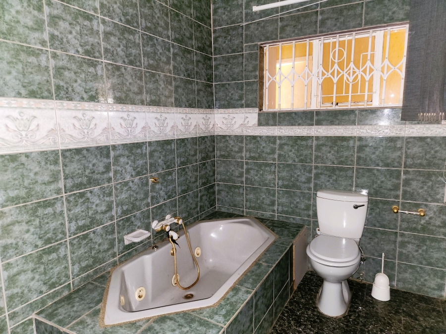 7 Bedroom Property for Sale in Cyrildene Gauteng