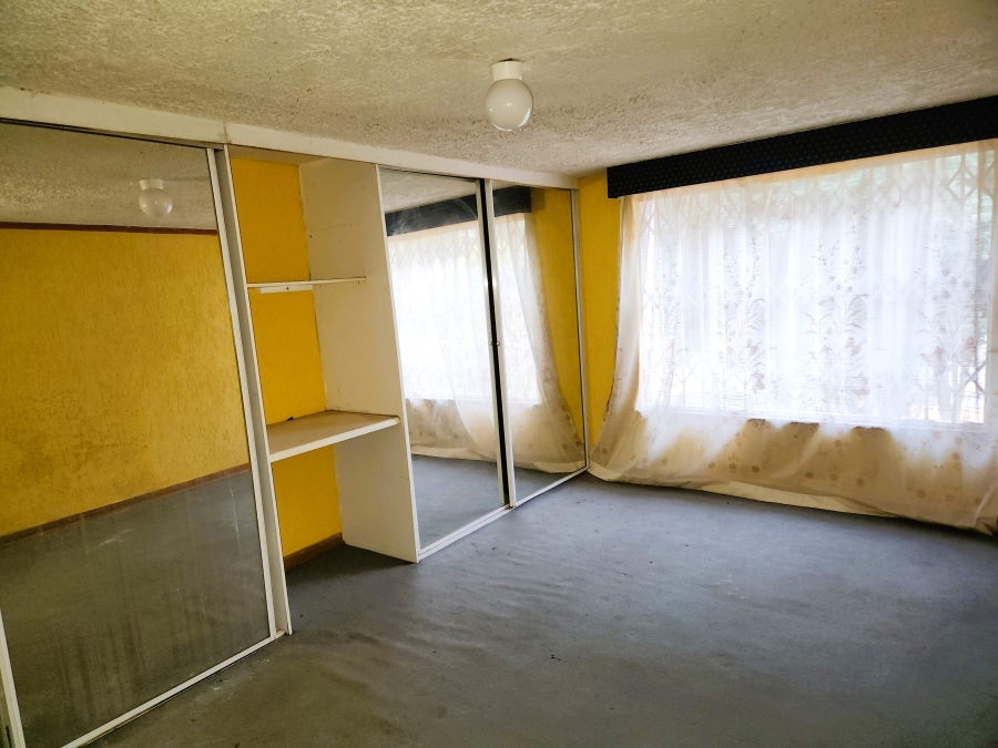 7 Bedroom Property for Sale in Cyrildene Gauteng