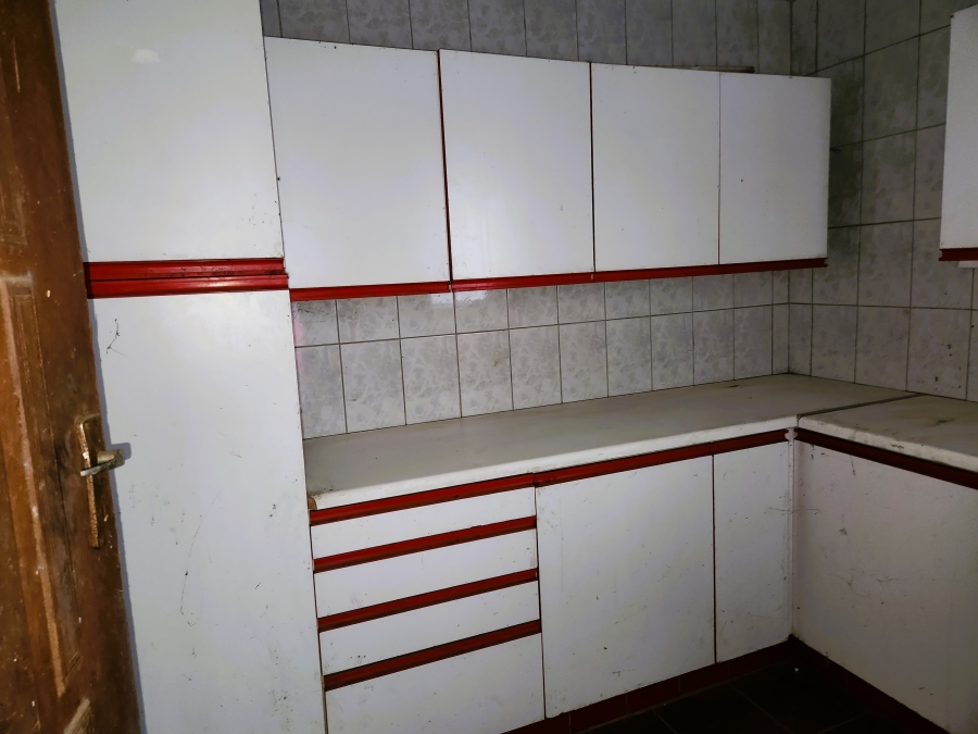 7 Bedroom Property for Sale in Cyrildene Gauteng