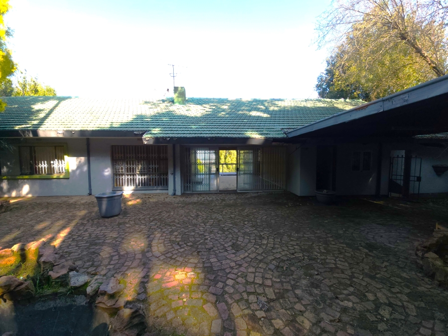7 Bedroom Property for Sale in Cyrildene Gauteng