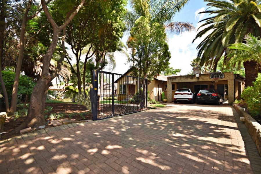 To Let 4 Bedroom Property for Rent in Bromhof Gauteng