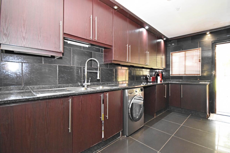 To Let 4 Bedroom Property for Rent in Bromhof Gauteng