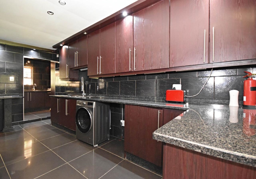To Let 4 Bedroom Property for Rent in Bromhof Gauteng