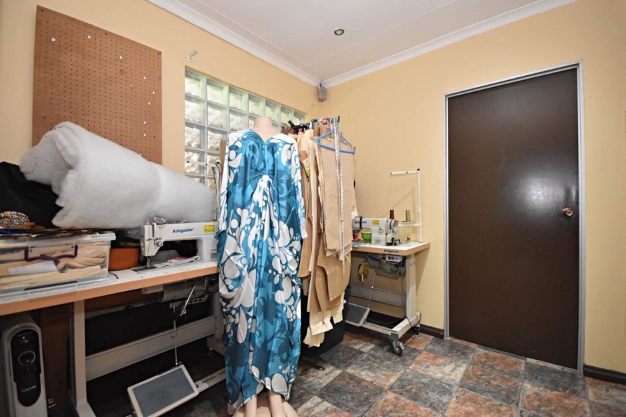 To Let 4 Bedroom Property for Rent in Bromhof Gauteng