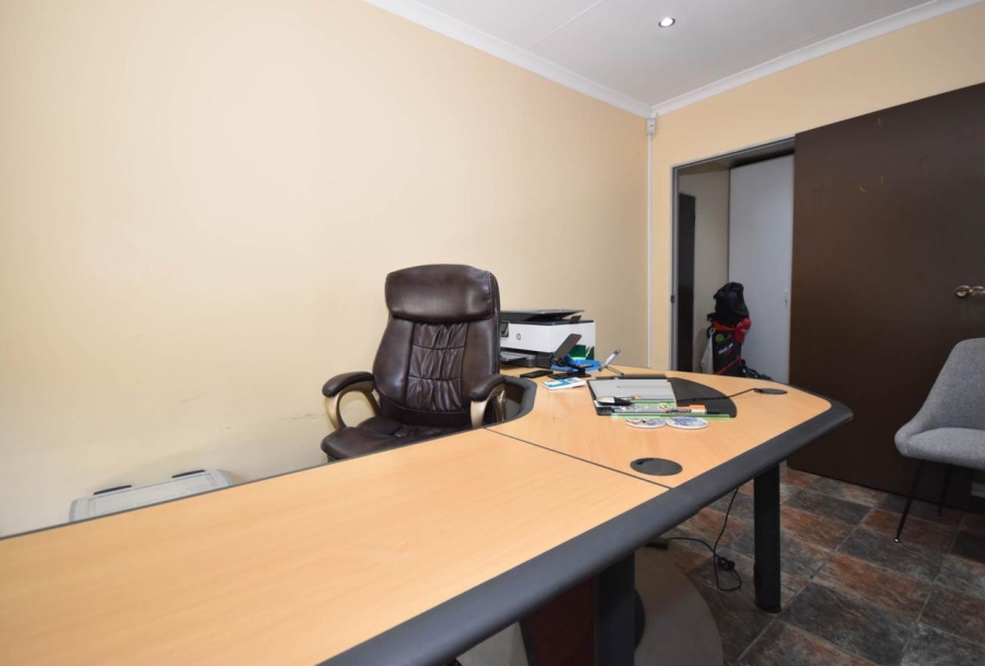 To Let 4 Bedroom Property for Rent in Bromhof Gauteng