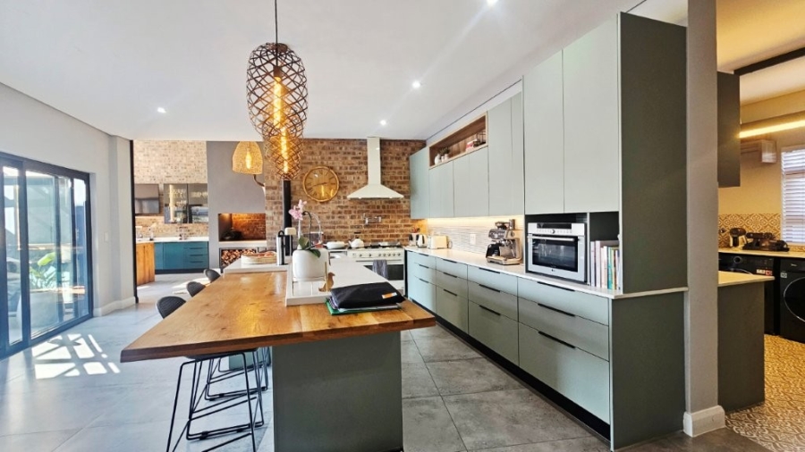 5 Bedroom Property for Sale in Midstream Heights Gauteng