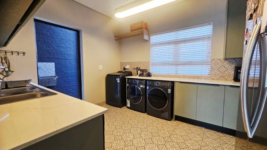 5 Bedroom Property for Sale in Midstream Heights Gauteng