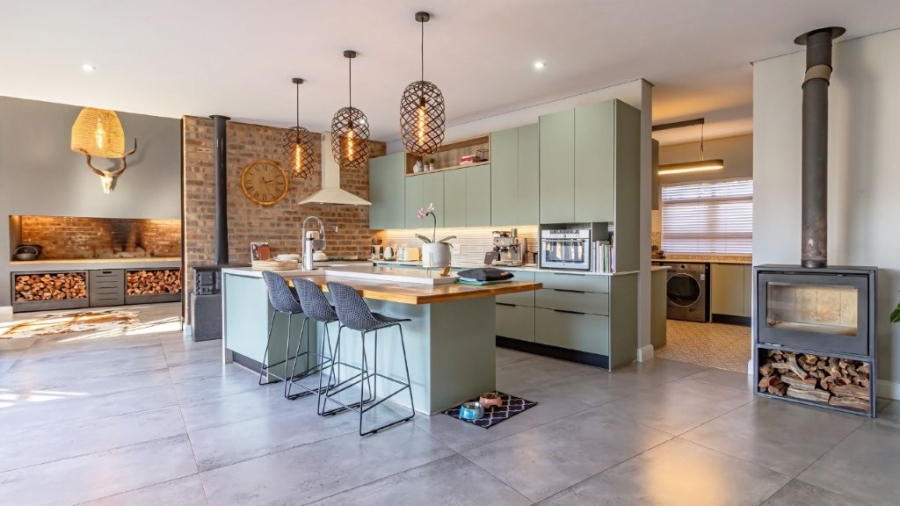 5 Bedroom Property for Sale in Midstream Heights Gauteng