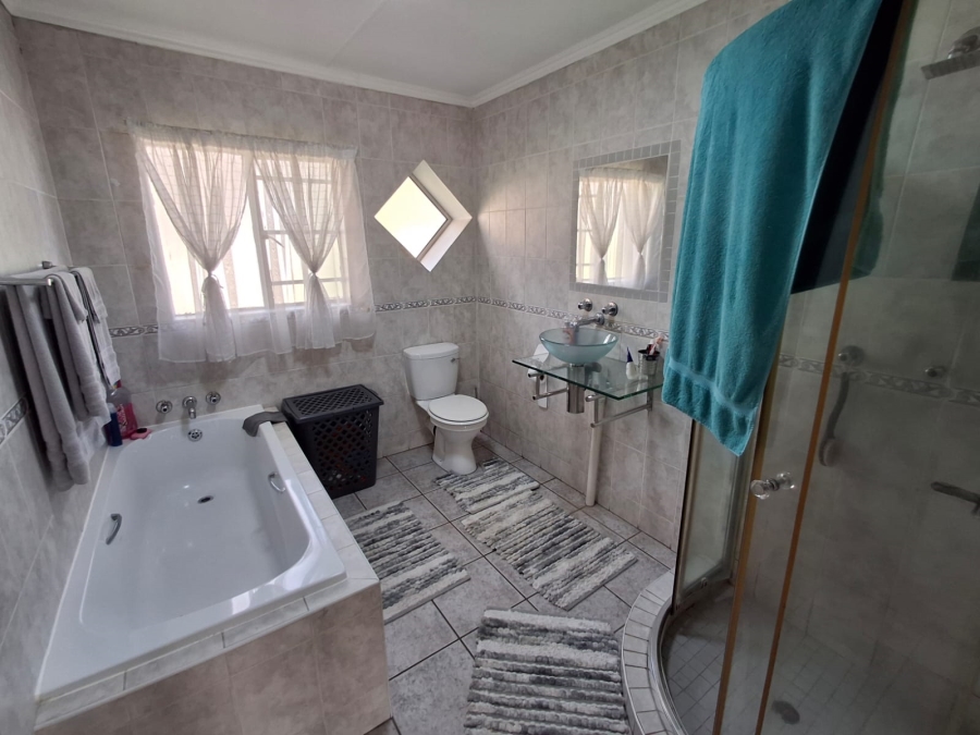 3 Bedroom Property for Sale in Sonneveld Gauteng