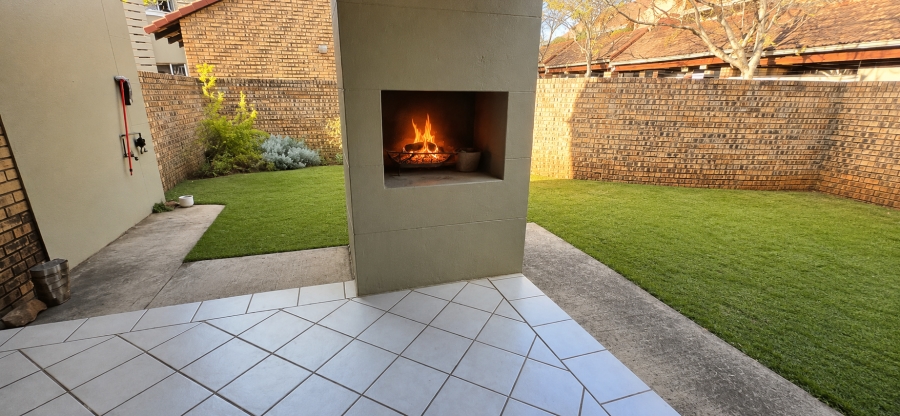 3 Bedroom Property for Sale in Die Hoewes Gauteng