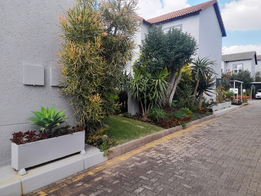 To Let 1 Bedroom Property for Rent in Magaliessig Gauteng