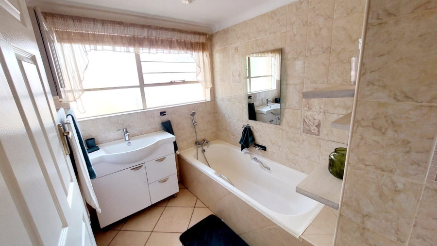 3 Bedroom Property for Sale in Helikonpark Gauteng