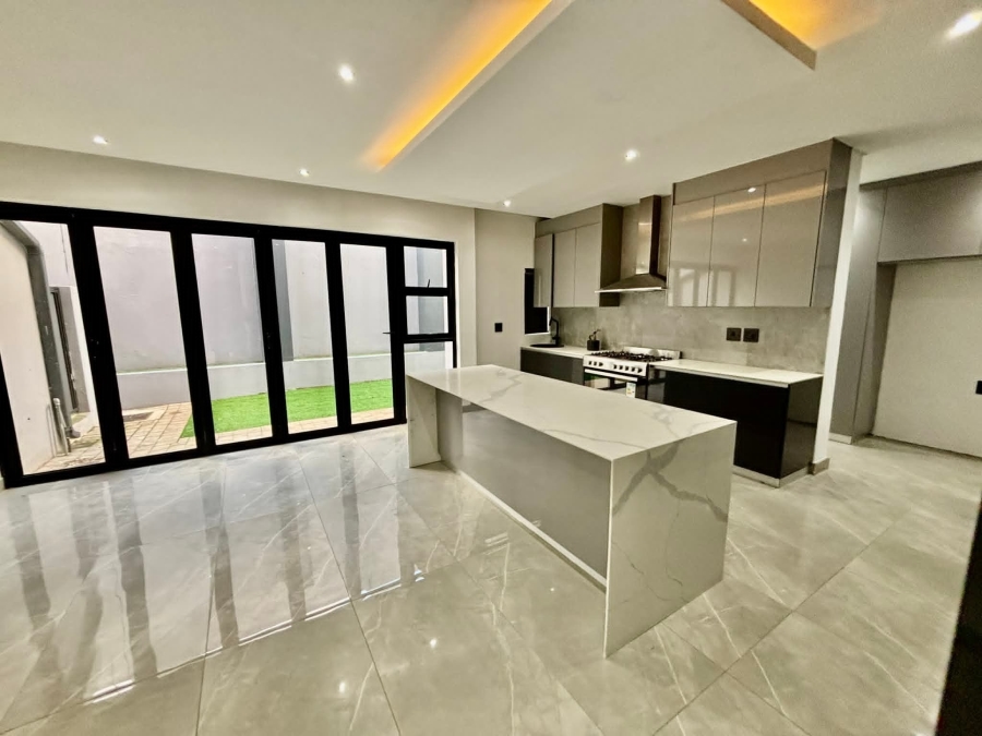 To Let 3 Bedroom Property for Rent in Illovo Gauteng