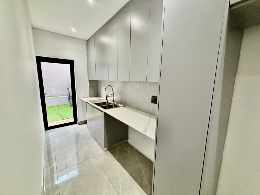 To Let 3 Bedroom Property for Rent in Illovo Gauteng