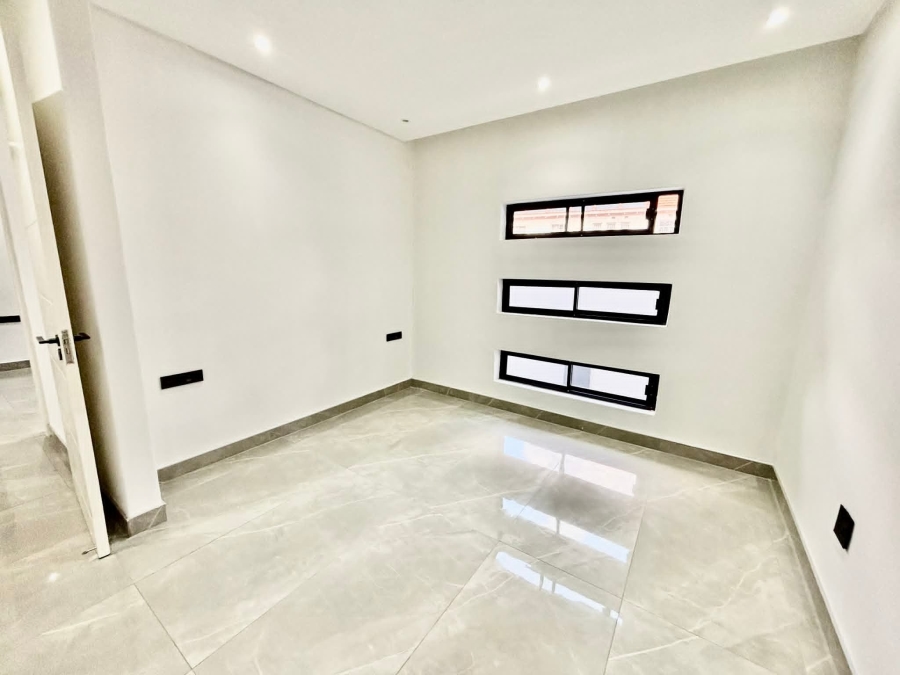 To Let 3 Bedroom Property for Rent in Illovo Gauteng
