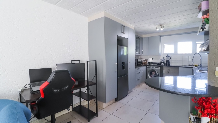 To Let 2 Bedroom Property for Rent in Sandown Gauteng