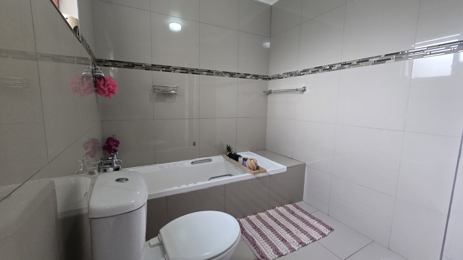 To Let 3 Bedroom Property for Rent in Morningside Manor Gauteng