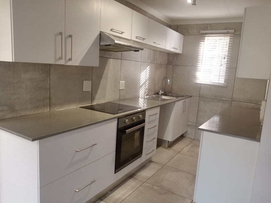 To Let 2 Bedroom Property for Rent in Helderkruin Gauteng
