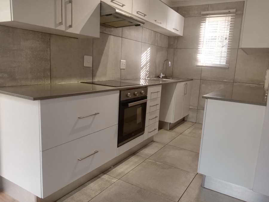 To Let 2 Bedroom Property for Rent in Helderkruin Gauteng