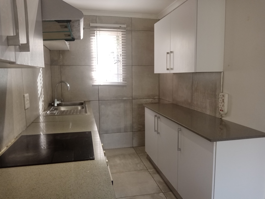 To Let 2 Bedroom Property for Rent in Helderkruin Gauteng