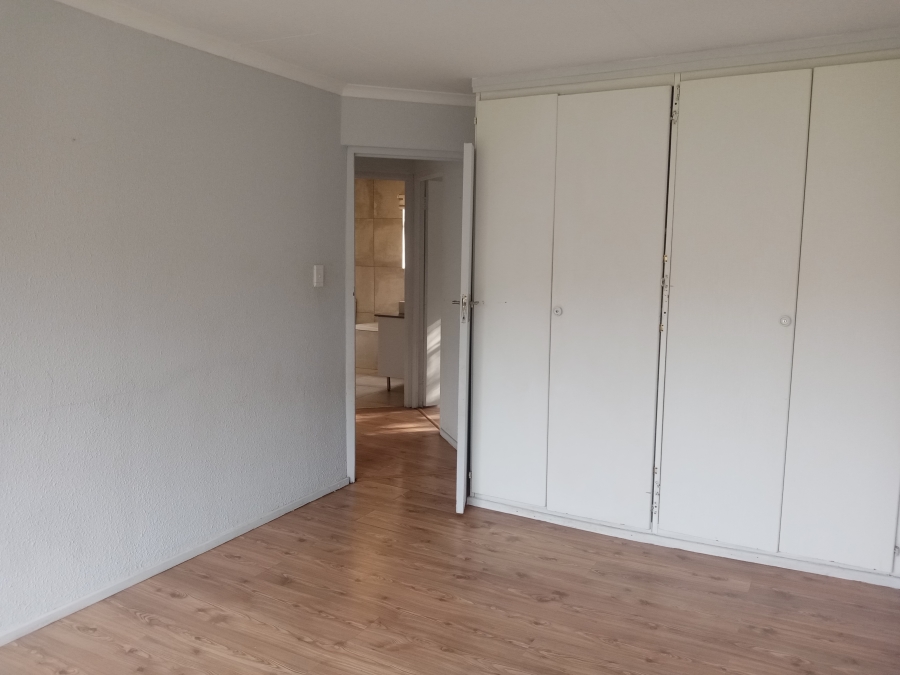 To Let 2 Bedroom Property for Rent in Helderkruin Gauteng