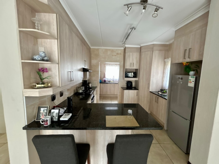 To Let 3 Bedroom Property for Rent in Tres Jolie Gauteng