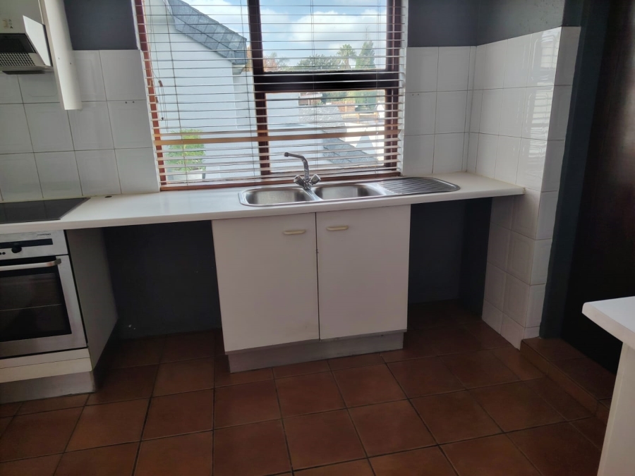 To Let 2 Bedroom Property for Rent in Lakefield Gauteng