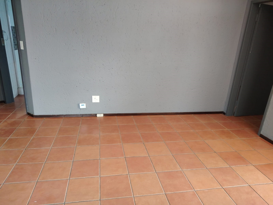To Let 2 Bedroom Property for Rent in Lakefield Gauteng