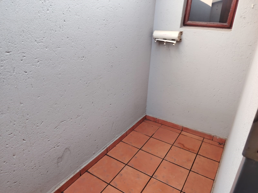 To Let 2 Bedroom Property for Rent in Lakefield Gauteng
