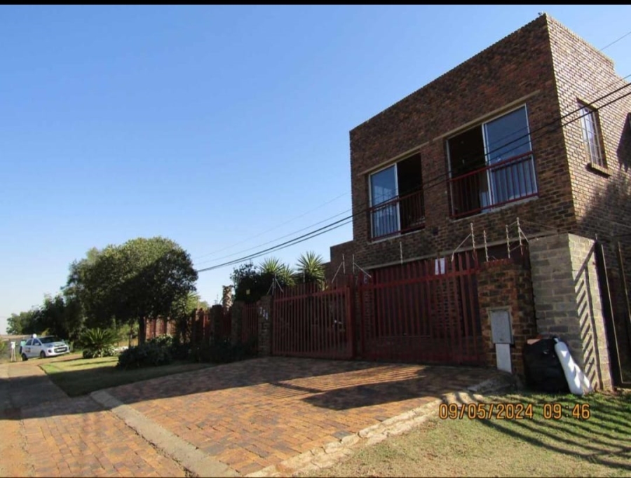 5 Bedroom Property for Sale in Vaaloewer Gauteng