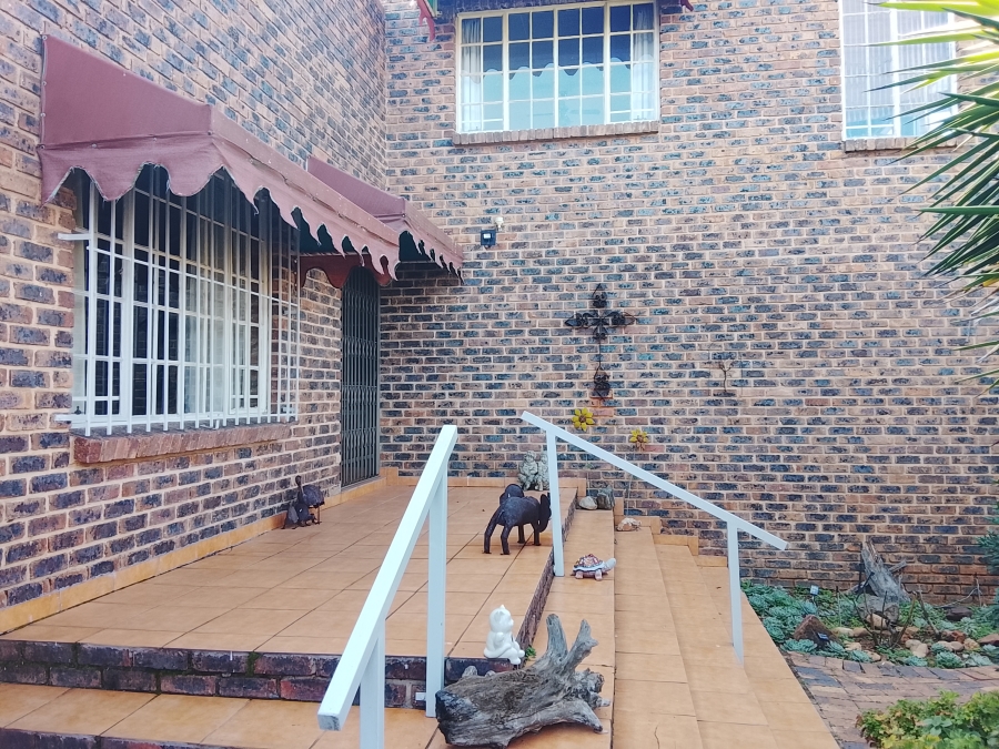 5 Bedroom Property for Sale in Vaaloewer Gauteng