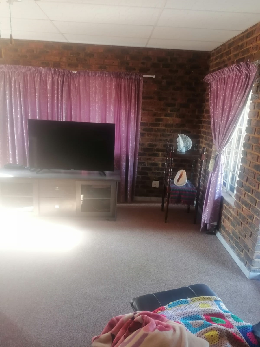 5 Bedroom Property for Sale in Vaaloewer Gauteng