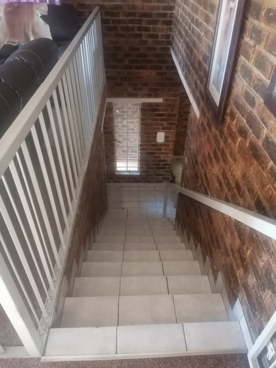 5 Bedroom Property for Sale in Vaaloewer Gauteng